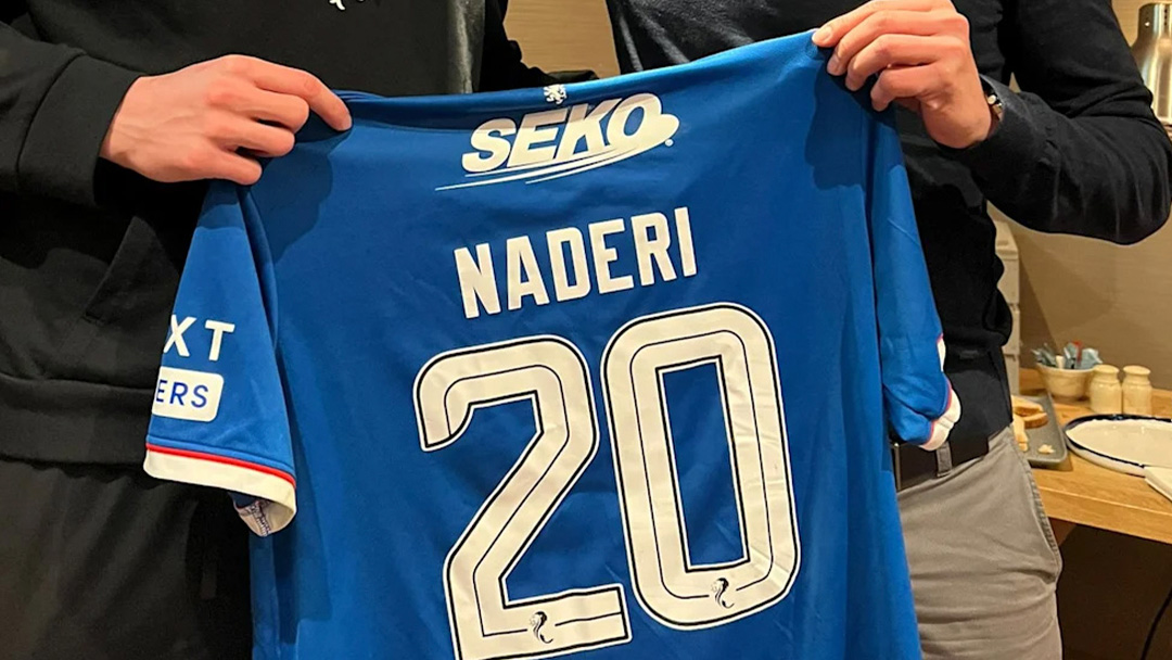 Trikot von Ryan Naderi wird zugunsten von Soccer for Kids versteigert